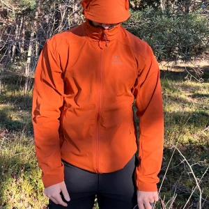 Arcteryx jacka - Rensning i garderoben. Gamma SL hoody från Arcteryx i nyskick. Storlek XL men något liten i storlek för XL.  Skickas spårbart med PostNord 66kr
