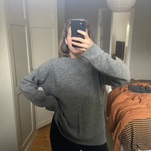 Stickad tröja  - En oversized och supermjuk tröja som behöver ett nytt hem.( sticks inte för dem som är känsliga för det)  Använd men mycket kvar att ge !! 