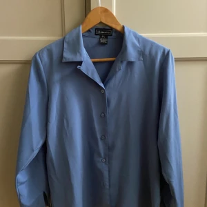 Blå skjorta  - En fin vintage skjorta. Superskön i materialet!!  