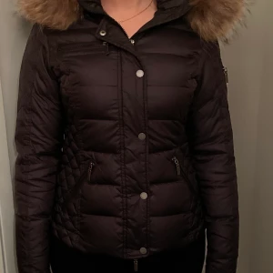 Vinterjacka - Jackan är från rock & blue strl 36  Köpt för 3000 säljs för 2000 (pris kan diskuteras) använd 2-3 gånger under vintern.