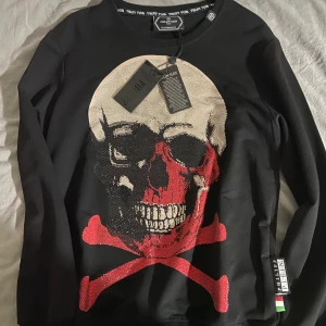 philip plein   - Philip plein tröja säljer den eftersom den är för stor nypriss 4500