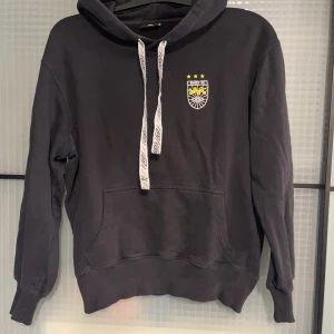 Umbro hoodie  - Umbro hoodie svart! Skit snygg hoodie men för liten för mig tyvärr! Sugga detaljer, speciellt på ryggen! Storlek XS