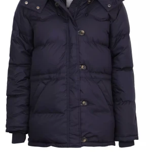 Boomerang jacka  - Säljer min boomerang jacka som jag haft i ett år, den kom till användning Max 10 gånger. Säljer pga den inte passar längre. Den är som i nytt skick, orginalpris 5999kr jag väljer att sälja den för 2000 då jag vill bli av med den snabbt.