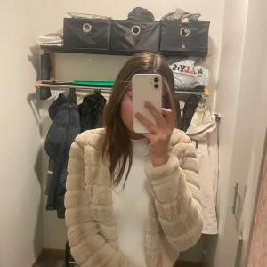 Fluffig jacka Gina tricot - 20kr storlek xs