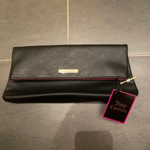 Juicy Couture  - Säljer en clutch/aftonväska från Juicy Couture med lapp kvar. Fick den vid käp av annat för något år sen och den har inte kommit till användning. 150 kr eller högst budande.  