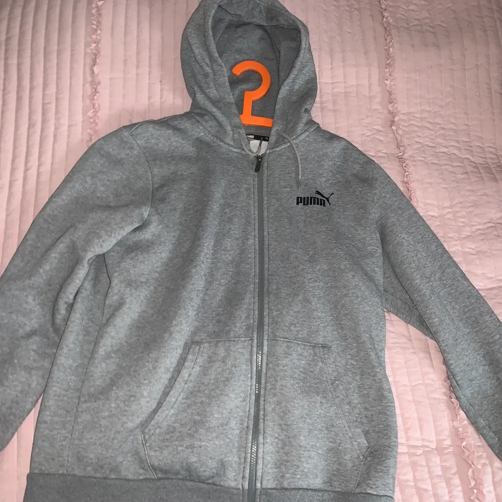 En grå hoodie med dragkedja som passar perfekt som en ”boyfriend  hoodie” eller bara att Bara ta på sig när de är lite kyligt. Har använts mycket men har inga fel. . Hoodies.