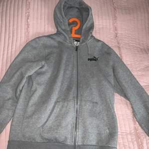 En grå hoodie med dragkedja som passar perfekt som en ”boyfriend  hoodie” eller bara att Bara ta på sig när de är lite kyligt. Har använts mycket men har inga fel. 