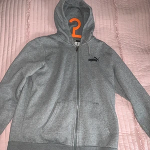 Grå hoodie med dragkedja storlek L - En grå hoodie med dragkedja som passar perfekt som en ”boyfriend  hoodie” eller bara att Bara ta på sig när de är lite kyligt. Har använts mycket men har inga fel. 