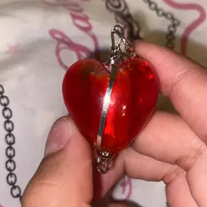 En berlock formad som ett rött hjärta, Den har ej andvänds och är köpt på secondhand för 20kr. Armbandet ej till salu