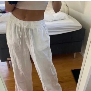 M - Säljer super snygga linne byxor knappt använda då jag köpte dem på slutet av föra sommaren så kom dem inte till så mycket användning!💕💕(Lånade bilder!) köparen står för frakten! (Köp direkt 400kr frakten ingår även då)