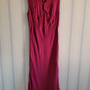 Underbar sidenklänning med sjal - Fest - Lilarosa sidenklänning med sjal. Pärlbroderier i nedre delen samt på sjalen. Färg: Lilarosa (Detaljbilden stämmer bäst med verkligheten på min mobil) Strl. 38.