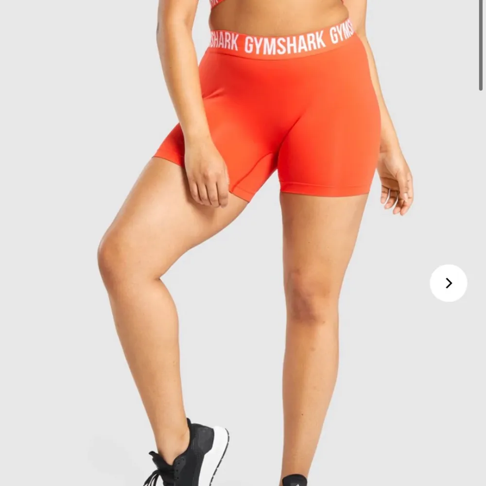 Säljer dessa oanvända (slutsålda) shorts från gymshark då de tyvärr inte passade mig och hann inte lämna tillbaks dem. Helt oanvända, har bara provat dom! Jag tycker de är mindre i storleken. Shorts.