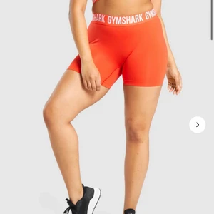 gymshark fit seamless shorts  - Säljer dessa oanvända (slutsålda) shorts från gymshark då de tyvärr inte passade mig och hann inte lämna tillbaks dem. Helt oanvända, har bara provat dom! Jag tycker de är mindre i storleken