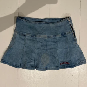 Urban Outfitters BDG mini kjol - Kattigaste mini kjolen från Urban Outfitters, perfekt inför sommaren! | Jeans tyg med stretch, storlek M men hade även passat S | Nyskick - aldrig använd, endast testad (original pris 500kr) | Köpare står för frakt ❣️