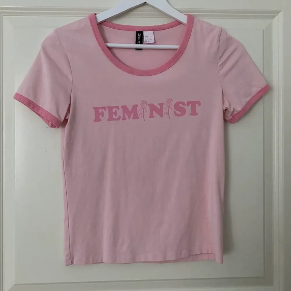 Rosa feminist tröja💕 som tyvärr inte kommer till nån användning längre . T-shirts.