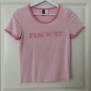Rosa feminist tröja💕 som tyvärr inte kommer till nån användning längre 