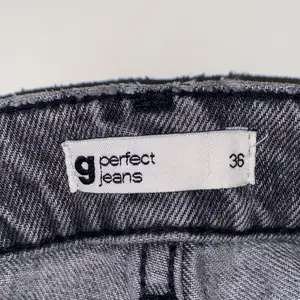 Säljer dessa ljusgråa jeans från Gina Tricot som knappt är använda i st 36, kom privat för mer bilder eller frågor💕 priset kan diskuteras 