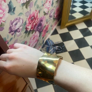 Sophie by sophie armband - Det är lite slitet och har repor men inget som syns när man använder de utan bara om man tittar nära. Nypris 2599:-