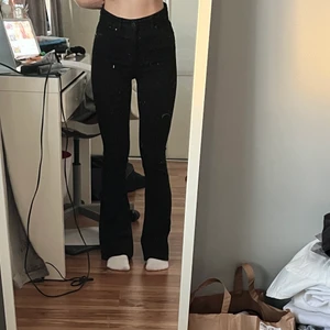 Svarta jeans - Svarta bootcut jeans från Gina tricot köpta för 2 år sedan. Storlek s, 100 plus frakt!