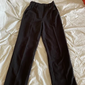 Nakd kostymbyxor   - Fins kostymbyxor från nakd som är högmidjade och raka i modellen. Köpte de här på Plick från en tjej men de var förstora, därav oanvänd av mig. I storlek 32 men skulle nog kunna passa 34 också. Frakten kostar mellan 45-62🤍