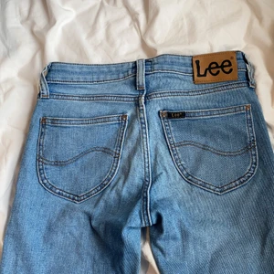 Lee jeans - Raka jeans i mycket bra skick, storlek W27 L31 skulle säga att de passar w26 också. 