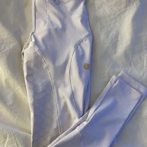 Maya Delorez ridbyxor  - Säljer dessa vita Maya Delorez ridbyxor, mycket bra skick, har använt dom endast 1 gång, nypris 1599kr🤍