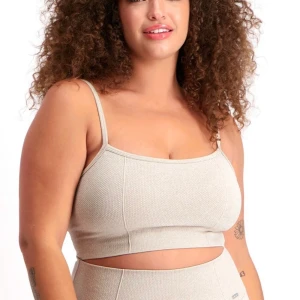AMIN TOPP - Beige Luxe Seamless Strap Bra i storlek M, aldrig använt