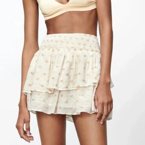 Zara kjol - Säljer denna fina kjol som aldirg använts som är så fin!! (Säljer blusen som är till också) jättebra skick !! Bud:400 , direkt pris: 520kr