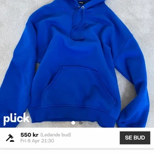 bik bok hoodie - säljer eftersom inte tycker om färgen löngre, super skön jätte bra material, sitter jätte bra, skön och tjoxk❤️ inte använd så ofta och inga fläackar eller hål, buda😽 lånad första bild❤️