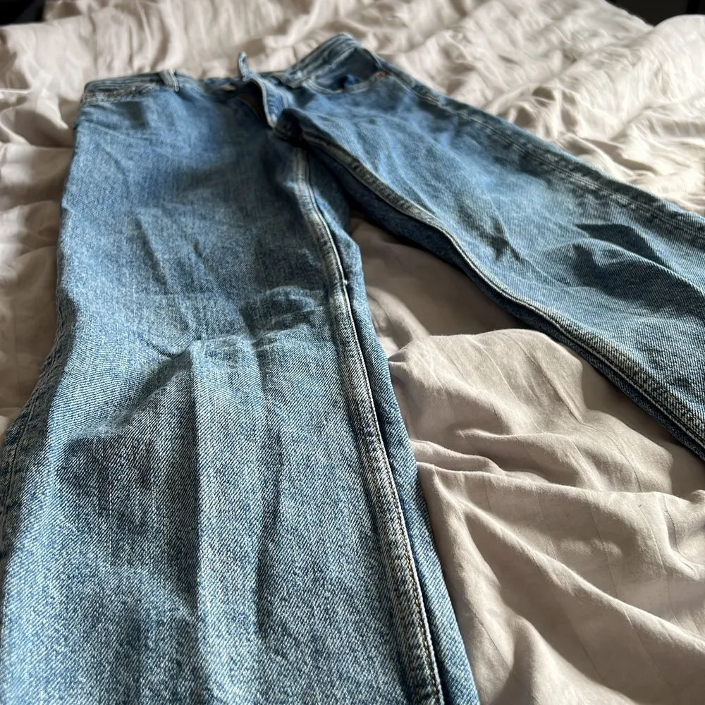 säljer mina fina blåa jeans då dom blivit lite för små för mig, dom är från monki, kan tyvärr inte se storleken men skulle nog gissa på 34/S 🥰. Jeans & Byxor.