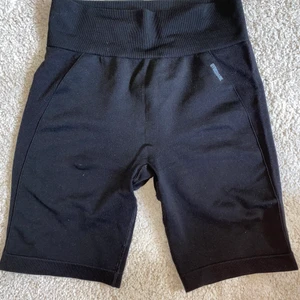Gymshark flex bike shorts M - Ett par svarta cykelbyxor från gymshark i M. Supersköna och sitter jättebra. De är i modellen Flex och är i bra skick! 