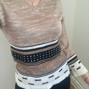 Mönstrad stickad tröja - I fint skick med tunn stickning. Ärmarna är vida och den sitter snyggt kring midjan.