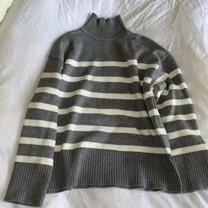 randig stickad tröja - I princip ny stickad tröja från zara. Använd ca 3 gånger o köpte för 400kr i butik. Se sista bild för mer exakt färg. Lite tjockare o ”lyxigare i materialet. Frakt 66kr tillkommer💜