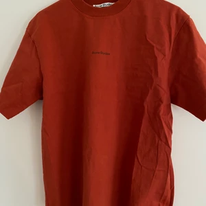 Acne Studios T-Shirt Orange M - Tjena. Säljer här min knappt använda tshirt från Acne. Storlel XXS men sitter som en vanlig medium, Acne är ju ibland oversized. Passar såklart unisex. Kolla in mina andra annonser med Acne!