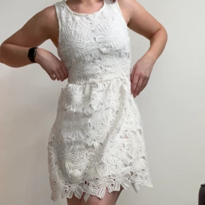 Studentklänning / vit klänning - Superfin vit klänning med spets. Köpt för flera år sedan och inte använt så mycket. Superfin till studenten!