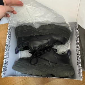 Eytys skor  - Säljer mina favorit skor som är ganska andvända och de kan man se pga av sulan, köpte dom för 1800kr men säljer dom nu för ett bra pris i och med att båda skorna är lite uppskadade i hälen! 