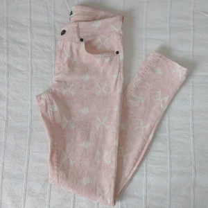 Twist & tango - mönstrade byxor/jeans - storlek 27 - Twist & tango - ljusa mönstrade byxor/jeans med stretch. Storlek 27. Lite kortare i modellen. Fin benvit/beige/rosa färg och coolt mönster. 97% bomull, 3% elastan. Använda bara ett par gånger och i fint skick. 