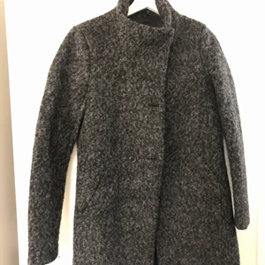 Grå Kappa XS-S - En väldigt stilig kappa i storlek Xs, men funkar som S elr mindre m. I ny skick.