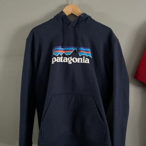 Patagonia Hoodie  - Säljer denna snygga hoodie. Näst intill aldrig använd då den inte passa mig i smaken! Ny pris : 1000kr, Säljer den för 299kr + frakt och den är i nyskick! Storlek : M