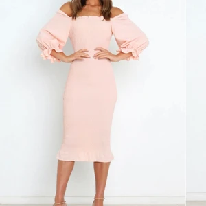 Valentine dress - blush  - Säljer denna helt nya somriga klänning från Petal & Pulp i storlek S. Superskönt material, ”flattering” på kroppen och superstretchig som man även kan se på bilderna.😍 PERFEKT nu till sommaren och midsommar!🌸🌷 Nypris på hemsidan är 79€ plus att man måste betala 14€ i frakt och tull när den kommer till Sverige😢 (betalade hela 1095kr i tull för 5 klänningar från deras hemsida). Om du har några som helst frågor kring klänningen, vill ha fler bilder eller annat - tveka inte att höra av dig!🥰❤️
