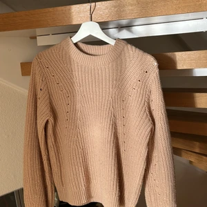 Stickat tröja - Säljer denna snygga stickade tröja som är beige, bra skick! 🧡
