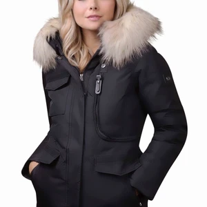 Hollies vinterjacka  - DM FÖR PRIVATA BILDER. Inga skador alls väldigt bra skick och knappt använd. Str 32 men man kan förstora den lite! Säljer pga flytt.. NYPRIS ca 4000kr 