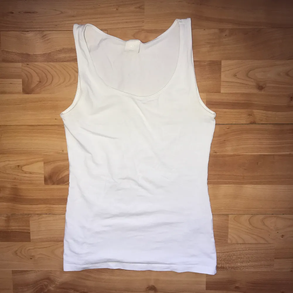 Classic white tank top! Help me clear out my closet and choose your own price :). Toppar.