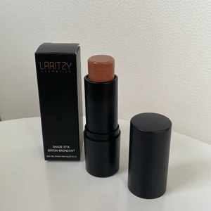 Laritzy Highlighter Stick - NY! Highlighter stick i färgen ’aloha’, nypris 215 kr. Aldrig använd men se produktens skick på bilderna