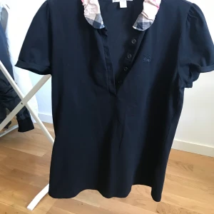 Burberry piké  - Snygg piké i storlek M
