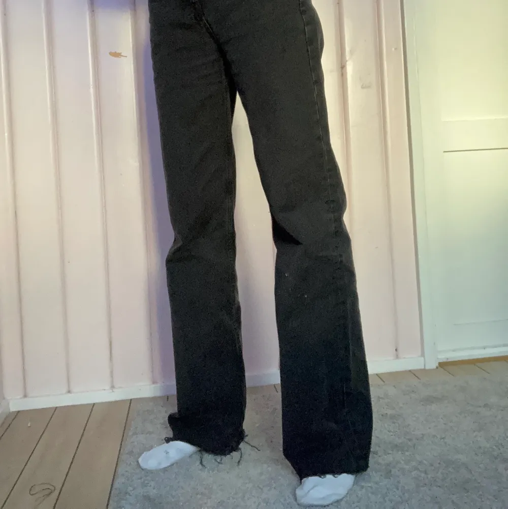 Svarta 90s jeans från pull&bear i storlek 36, vida och långa i modellen! Aldrig använda, bara testade! Frakt tillkommer i priset❤️‍🔥. Jeans & Byxor.