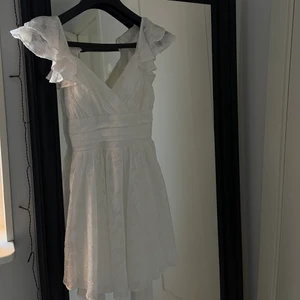 Studentklänning  - Skitsnygg studentklänning! Älskar ryggen på den! Passar tyvärr inte mig, därav att jag säljer den! Storlek S! 🤍🤍Helt Ny och aldrig använd😍