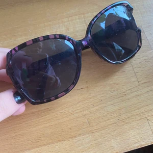 Roliga solglasögon  - Snygga lila/svarta solglasögon! Dom har UV-skydd:) (kan diskutera pris)