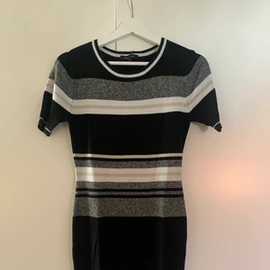 Klänning  - Fin klänning från New Look i fint skick. Strl 10 (M). Har själv aldrig använt den men fått den begagnat. Finns i Köping, frakt betalas av köparen.