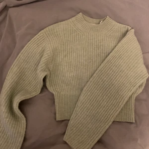 Stickad tröja från weekday - Jättemysig stickad lite kroppad tröja med superfin pastellfärg, i bra skick. Först i kvarn så ingen budgivning och köparen står för frakten💕💕